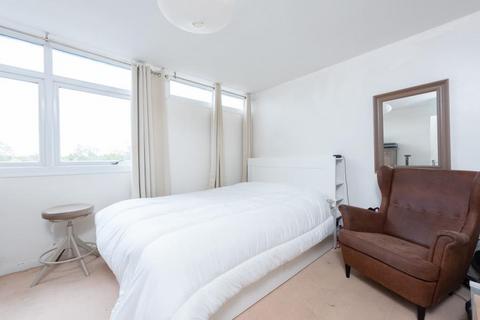 3 bedroom flat to rent, Hillview Court, Woking GU22