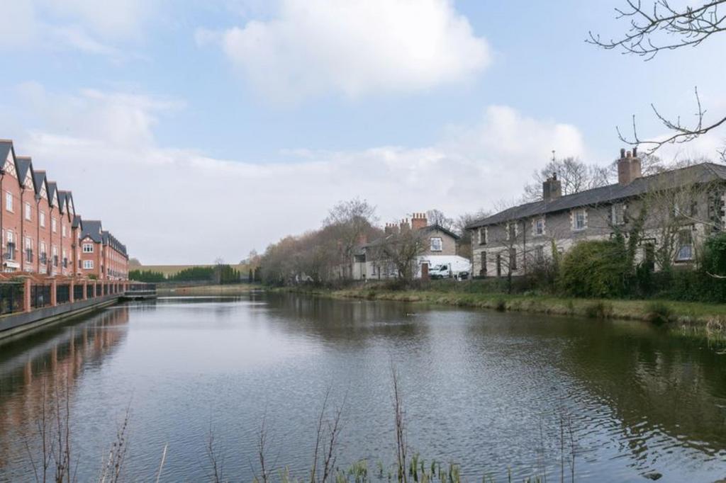 Trevore Drive, Standish, Wigan, Lancashire, WN1 2 bed apartment to rent