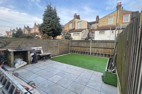 2 bedroom flat to rent, Hoyle Road London SW17