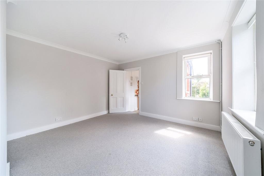 Copse Road, Cobham, Surrey, KT11 2 bed semidetached house £1,900 pcm