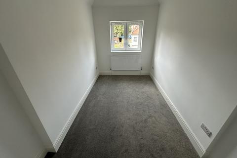 3 bedroom flat to rent, Ealing Road, Northolt UB5
