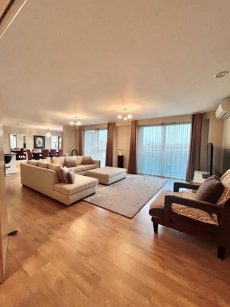 3 Bedroom Flat with Expansive Living Room and a R