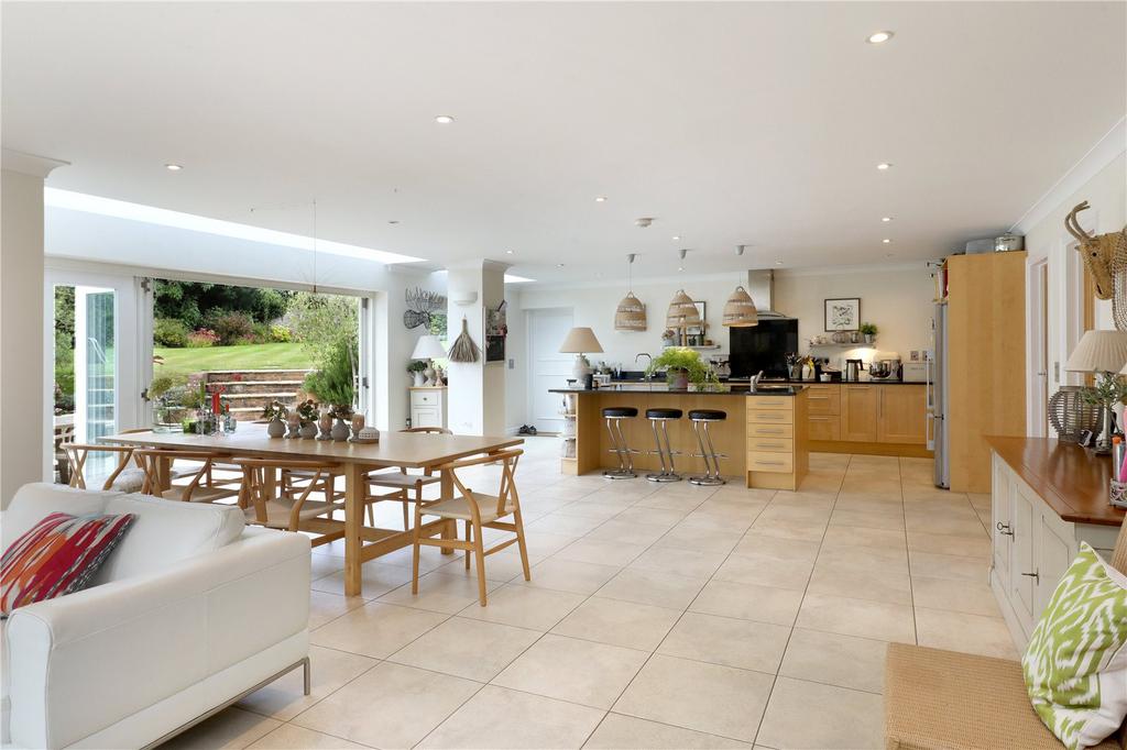 Kitchen/Dining Area