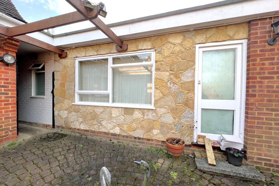 38 Dartnell Park, West Byfleet KT14 Studio to rent £1,000 pcm (£231 pw)