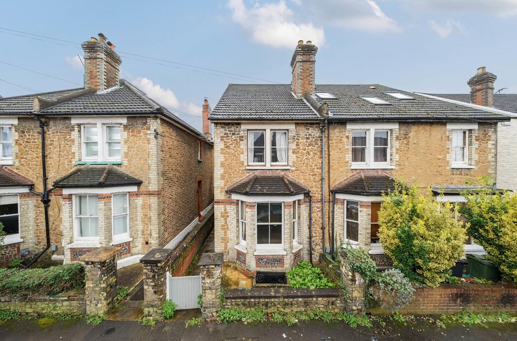 Artillery Road, Guildford, Surrey, GU1 2 bed semidetached house for