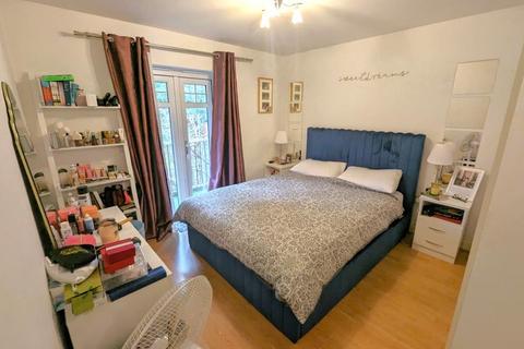 2 bedroom flat to rent, Elleray, Woking GU22