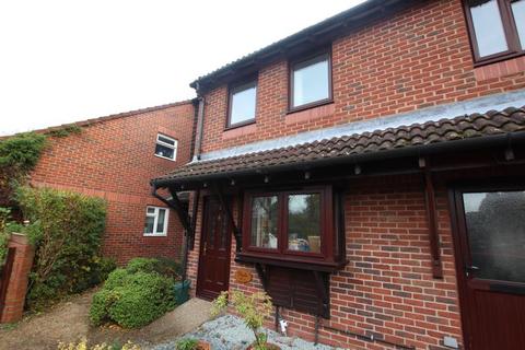 3 bedroom terraced house to rent, Huntingdon Road, Woking GU21