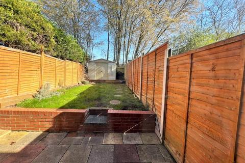 3 bedroom terraced house to rent, Huntingdon Road, Woking GU21