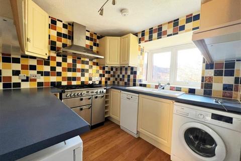 3 bedroom terraced house to rent, Huntingdon Road, Woking GU21