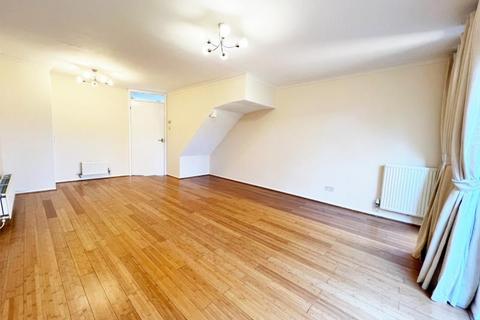 3 bedroom terraced house to rent, Huntingdon Road, Woking GU21