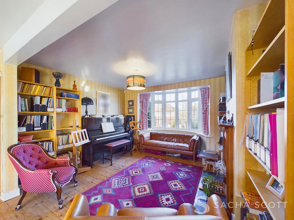 Roundwood Way, Banstead, SM7 4 bed semidetached house for sale £675,000