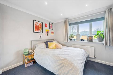 8 Walt Whitman Close, London, SE24 0QX