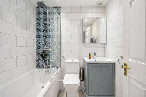 8 Walt Whitman Close, London, SE24 0QX