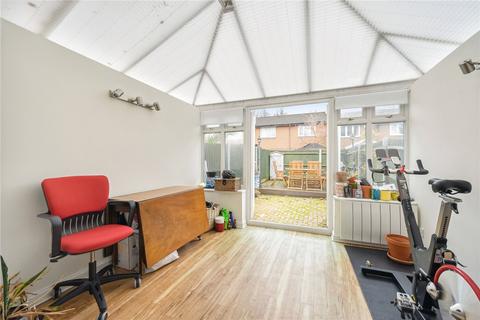 8 Walt Whitman Close, London, SE24 0QX