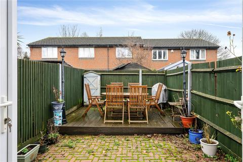 8 Walt Whitman Close, London, SE24 0QX