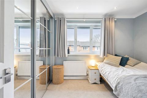 8 Walt Whitman Close, London, SE24 0QX