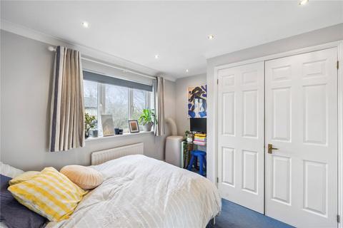 8 Walt Whitman Close, London, SE24 0QX