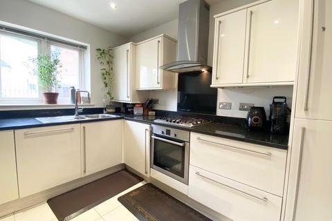 3 bedroom semi-detached house to rent, Vale Farm Road, Woking GU21