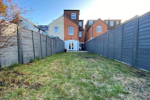 4 bedroom terraced house to rent, South Road, Woking GU21