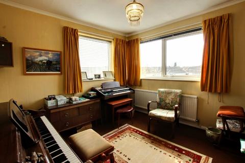95 Barnmead, Haywards Heath, RH16 1XB