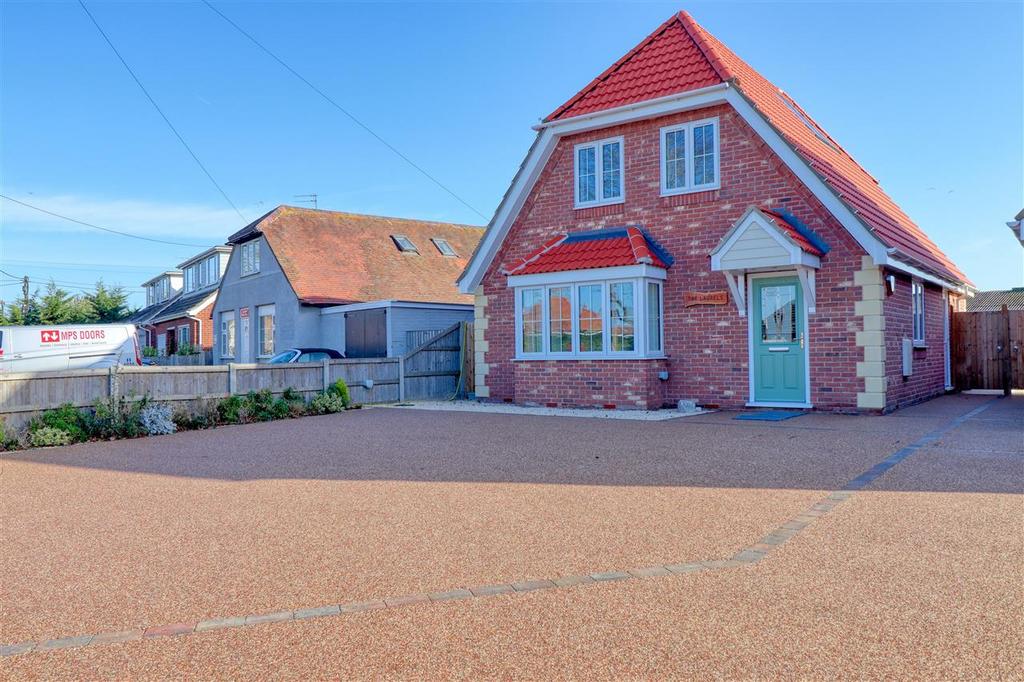 Great Holland CO13 3 bed detached house £450,000
