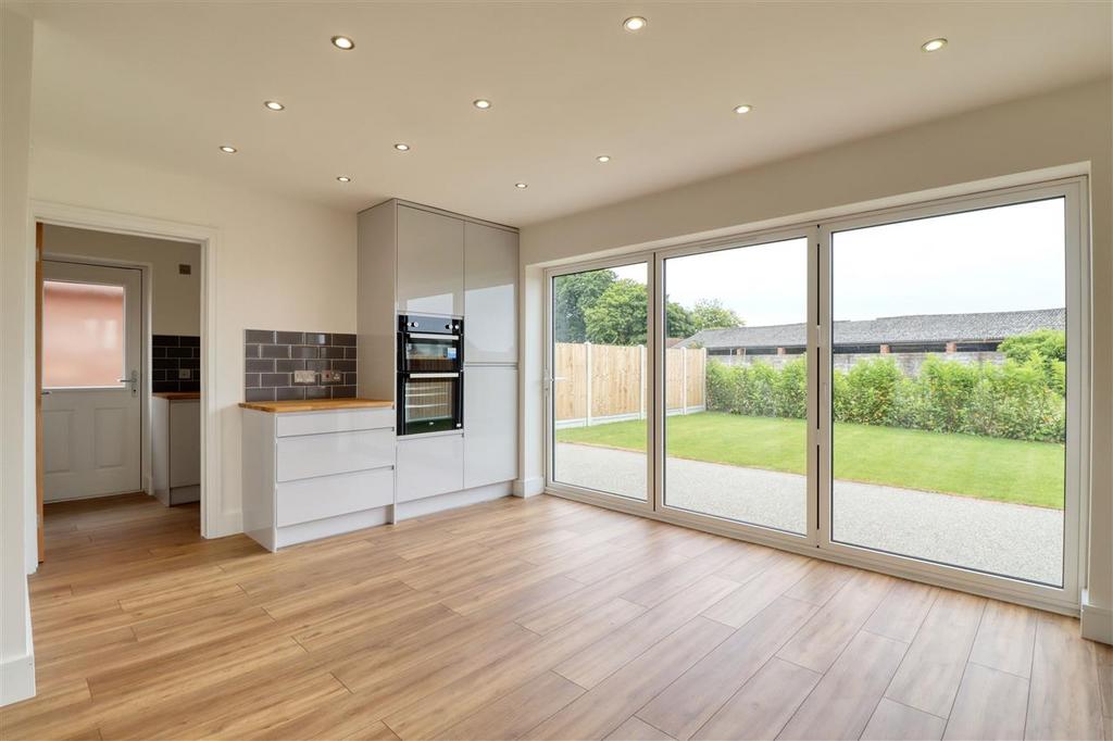 Great Holland CO13 3 bed detached house for sale £450,000
