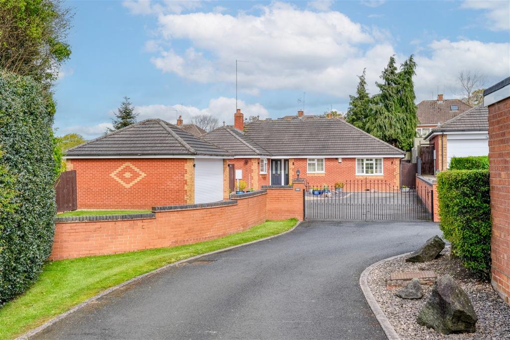 Ullapool Close, Hunt End, Redditch B97 5FN 3 bed detached bungalow for
