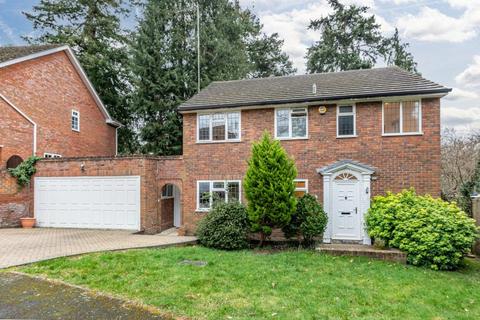 4 bedroom detached house to rent, Broomcroft Close, Pyrford GU22