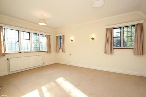 4 bedroom detached house to rent, Golf Club Road, Woking GU22