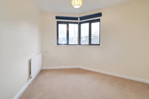 2 bedroom flat to rent, Monument Road, Weybridge KT13