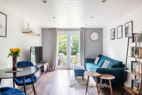 Flat 3, Chestnut Court, 60 Bonehurst Road, Horley, RH6 8QG