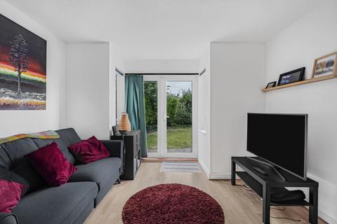 32 Howe Drive, Caterham, CR3 5AX