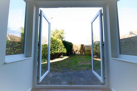 32 Howe Drive, Caterham, CR3 5AX