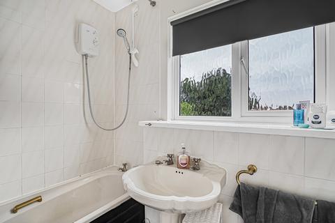 32 Howe Drive, Caterham, CR3 5AX