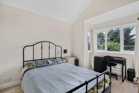 32 Howe Drive, Caterham, CR3 5AX