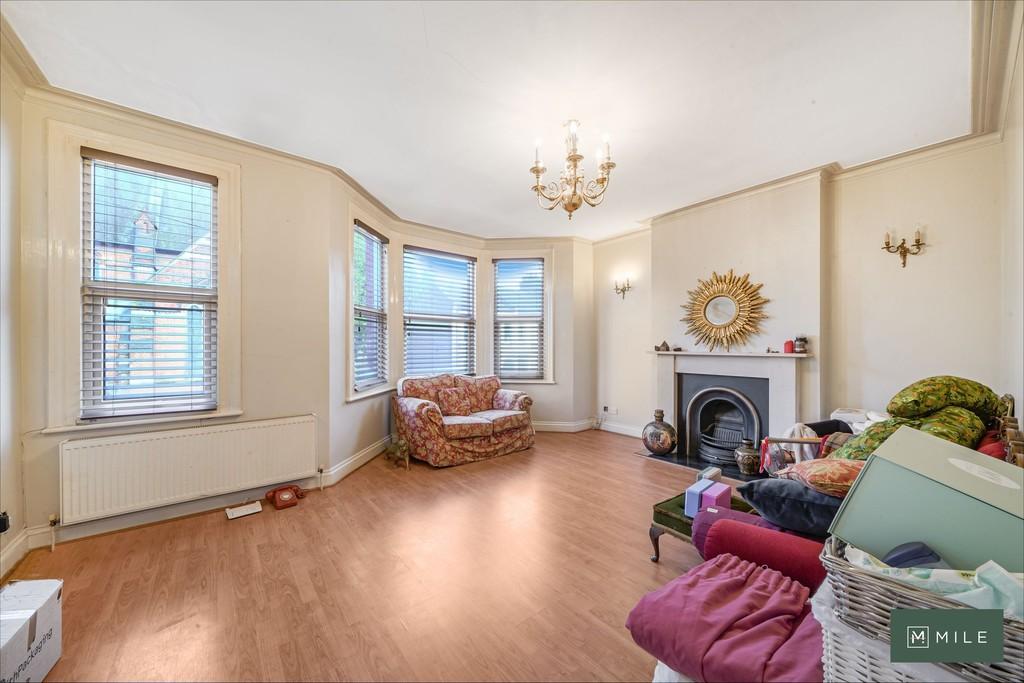 Bathurst Gardens, London NW10 2 bed flat for sale £550,000