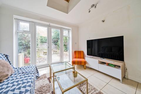 2 bedroom ground floor flat for sale, Valmar Road, London, SE5