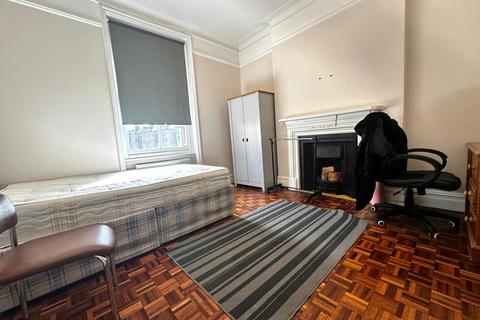 3 bedroom flat share to rent - Elgin Avenue, London W9