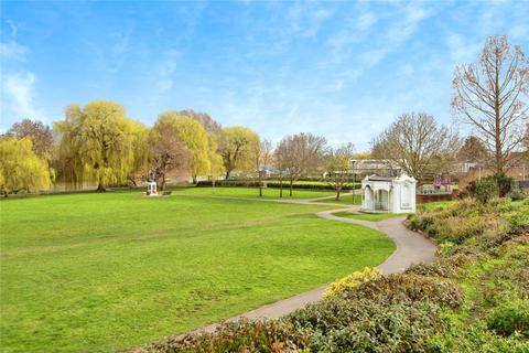82b Cross Deep, Twickenham, TW1 4RB