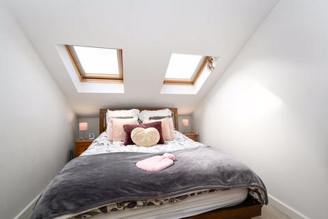 2 bedroom flat for sale, Sandy Lane, Walton on Thames