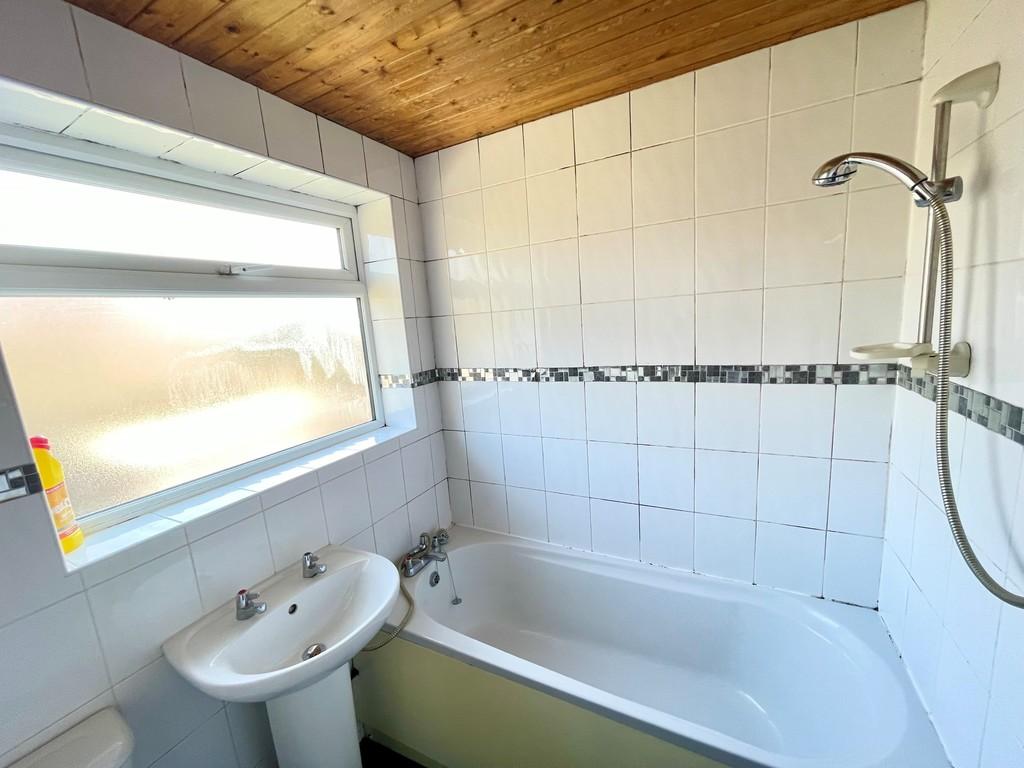 36 Barnsite Gardens Bathroom