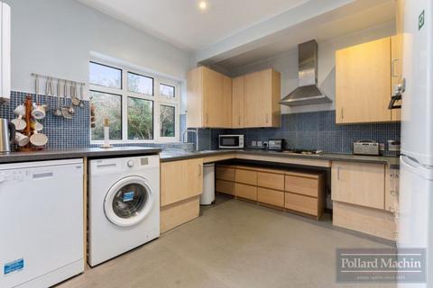 3 Mitchley Hill, South Croydon, CR2 9HE