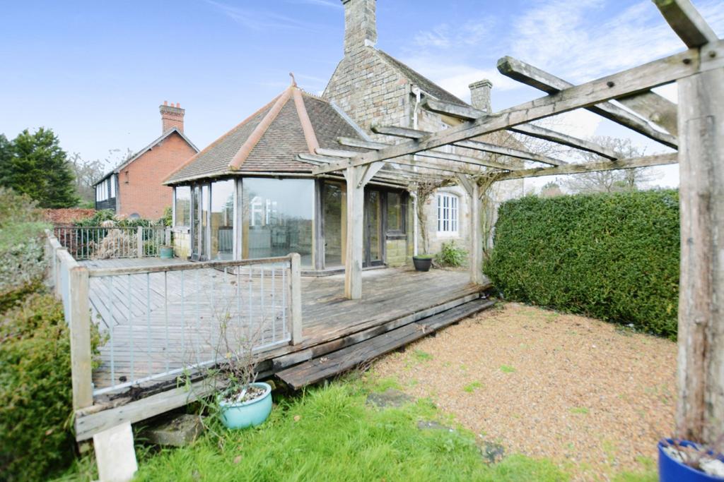 Lower Beeding, Horsham RH13 4 bed detached house to rent £2,700 pcm