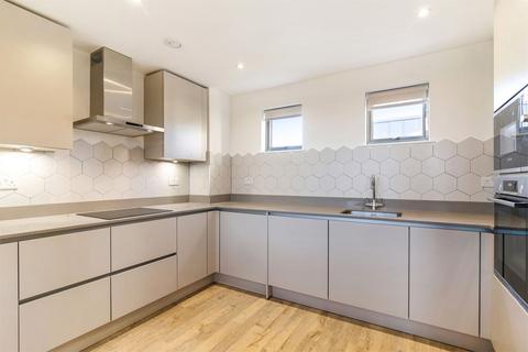 3 bedroom apartment to rent, Hexagon Court, London SW12