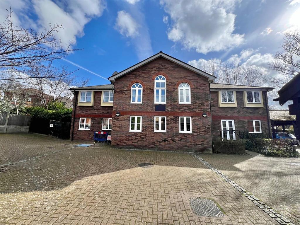 Swallow Court, Gresham Close, Brentwood 2 bed apartment for sale £250,000