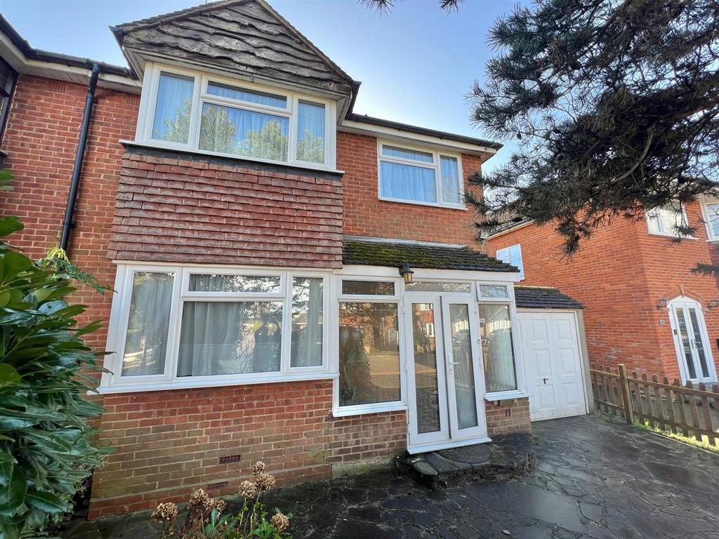 Rochford Avenue, Shenfield, Brentwood 3 bed semidetached house for