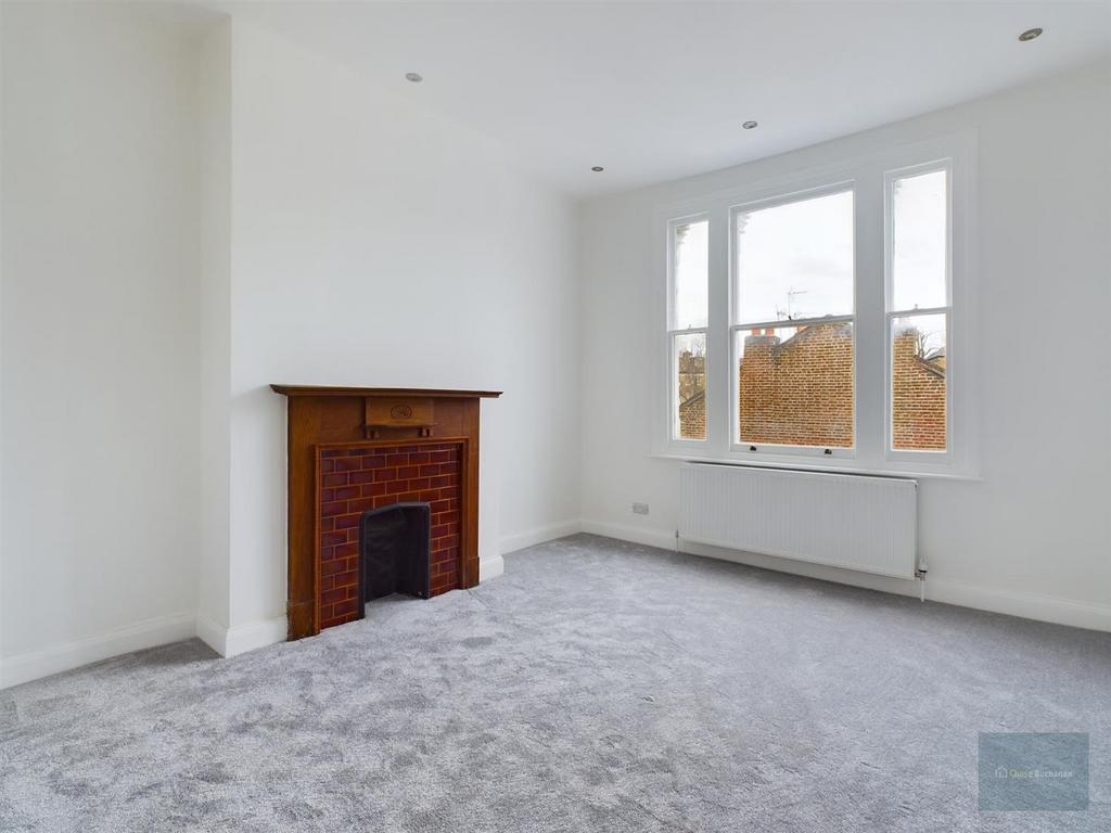Crown Road, St Margarets village 3 bed £2,650 pcm (£612 pw)