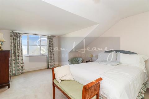 6 Langley Row, Barnet, EN5 4PB
