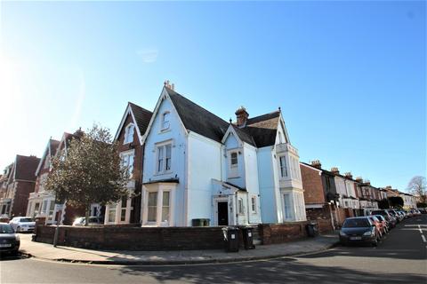 8 bedroom terraced house to rent, St Andrews Road