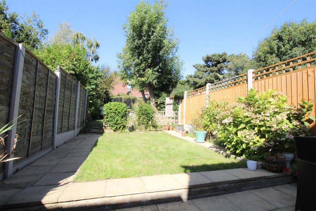 Kings Chase, Brentwood 3 bed terraced house for sale £425,000